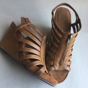 Aerosole plush around wedge sandal- brown size 9
